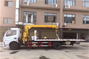 铁山港附近汽车轮胎更换